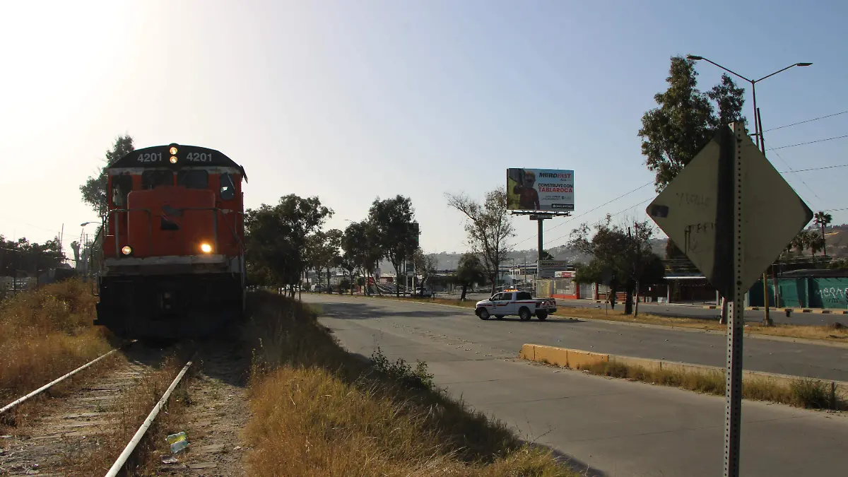 60-cl-tren de carga que derribo postes de luz-1